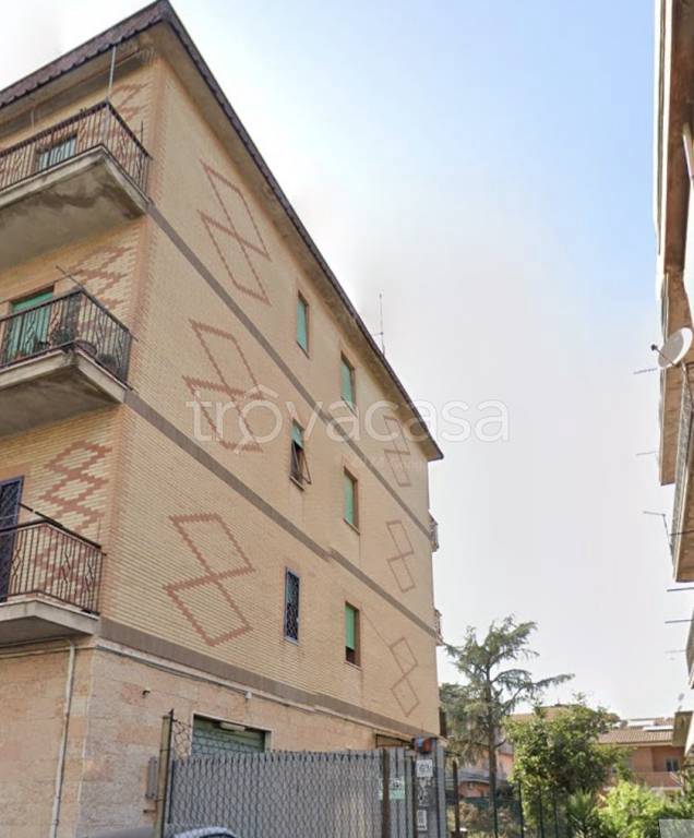 appartamento in vendita a Roma in zona Torre Angela