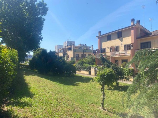 casa indipendente in vendita a Roma in zona Torre Angela