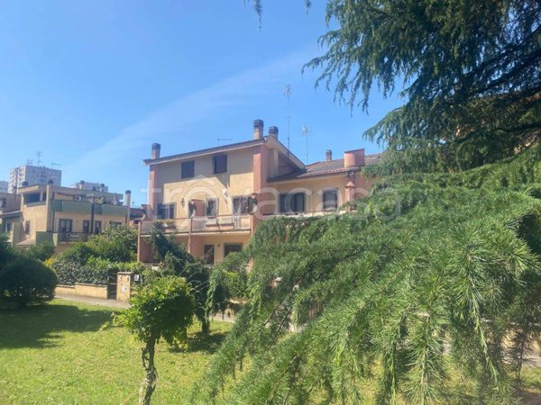 casa indipendente in vendita a Roma in zona Torre Angela