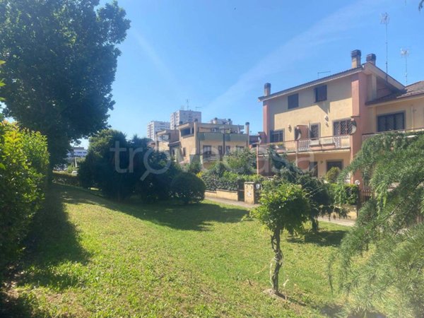 casa indipendente in vendita a Roma in zona Torre Angela