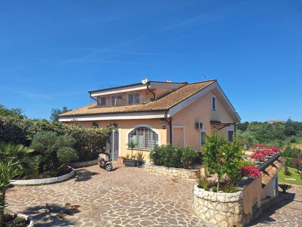 casa indipendente in vendita a Roma in zona Trigoria