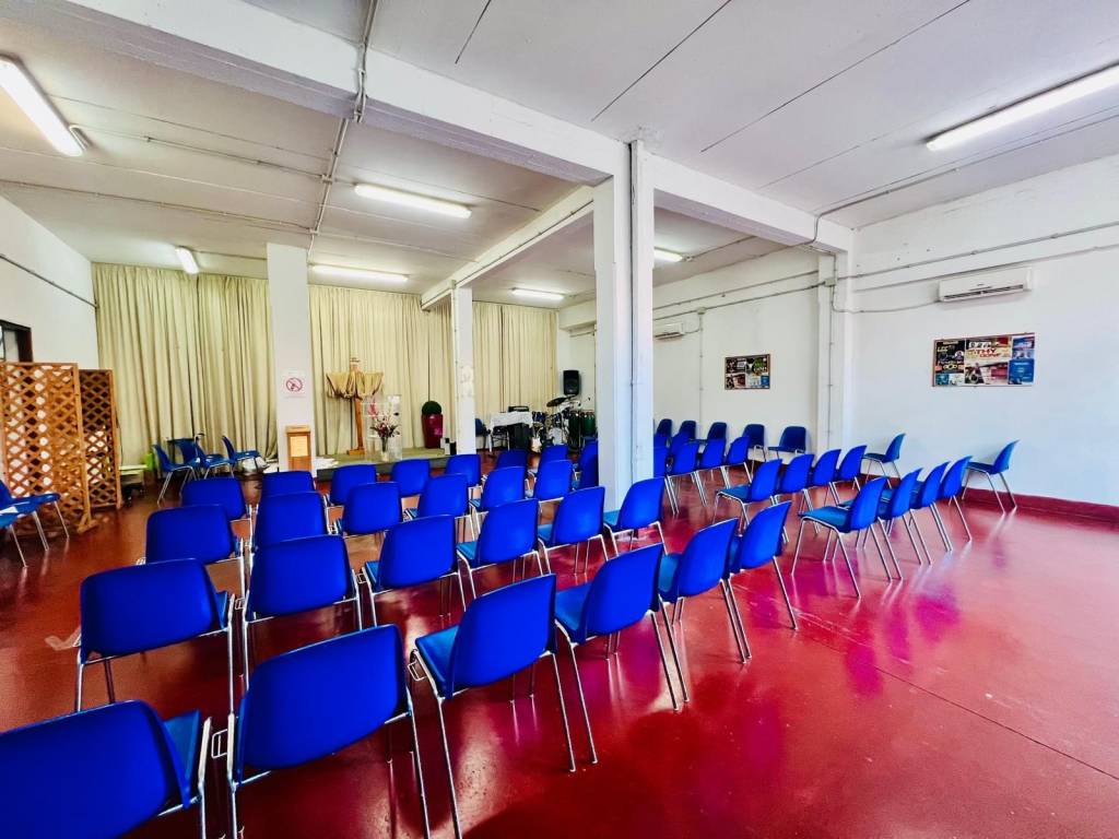 negozio in vendita a Roma in zona Finocchio