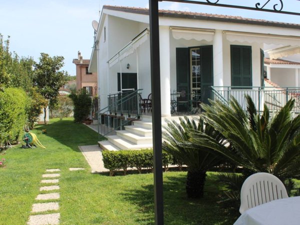 casa indipendente in vendita a Roma in zona Infernetto