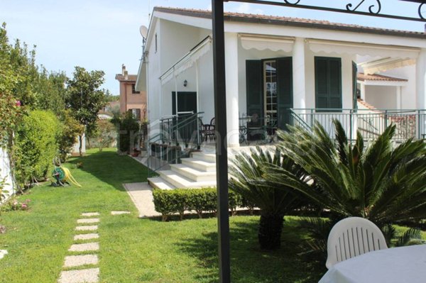 casa indipendente in vendita a Roma in zona Infernetto