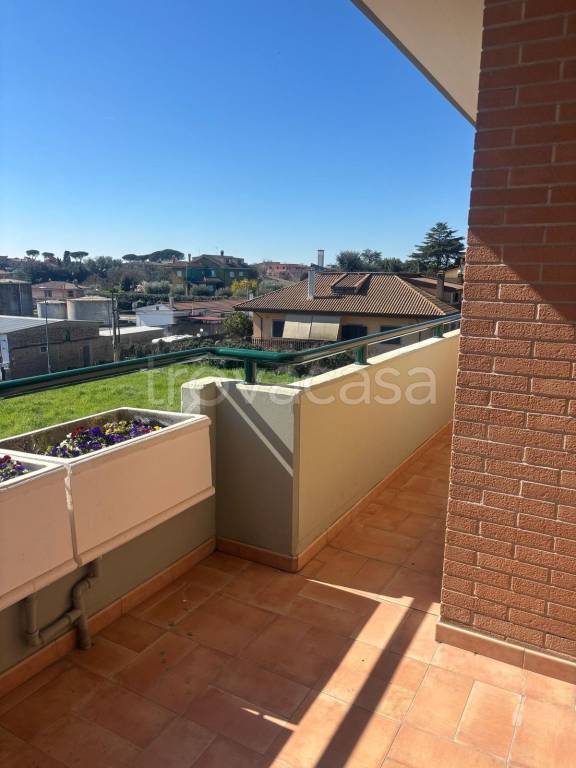 appartamento in vendita a Roma in zona Valle Santa