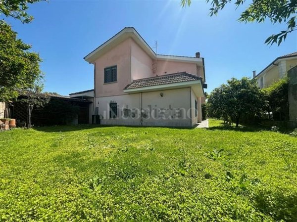 appartamento in vendita a Roma in zona Ostia Antica