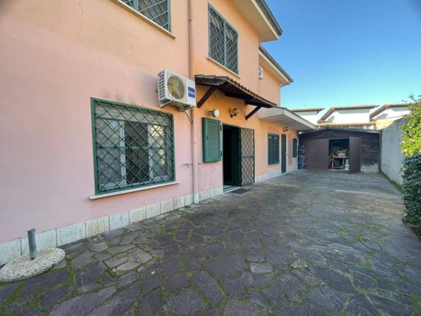 casa indipendente in vendita a Roma in zona Ostia Antica
