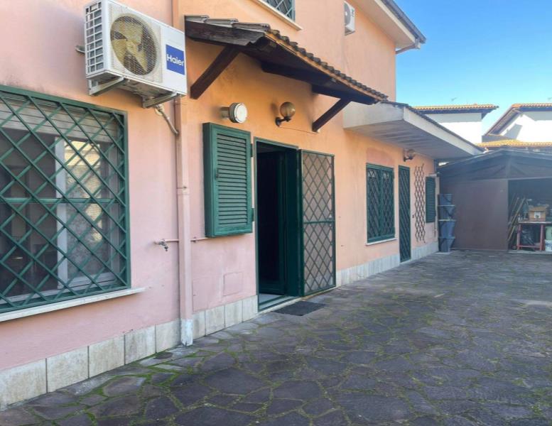appartamento in vendita a Roma in zona Ostia Antica