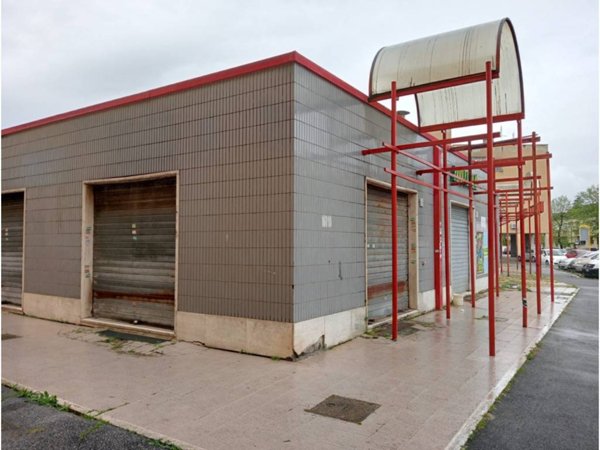 negozio in vendita a Roma in zona Primavalle