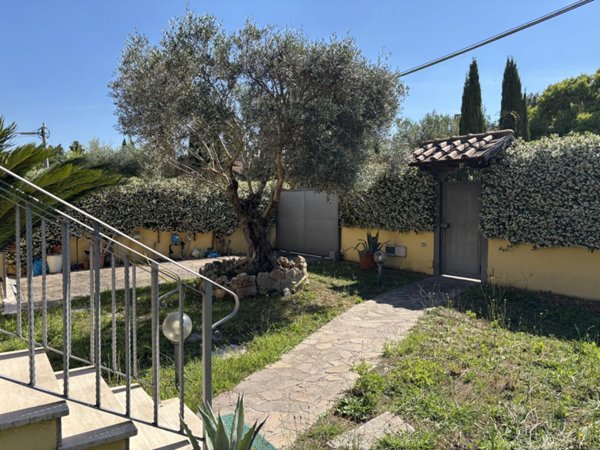 casa indipendente in vendita a Roma in zona Infernetto