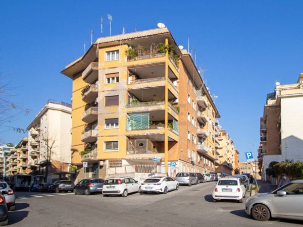 locale commerciale in vendita a Roma in zona Tuscolano