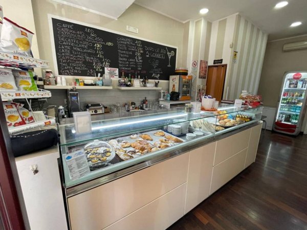 negozio in vendita a Roma in zona Tuscolano