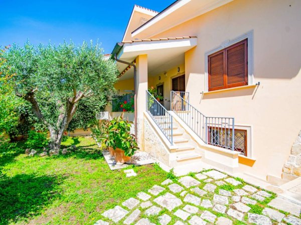 casa indipendente in vendita a Roma