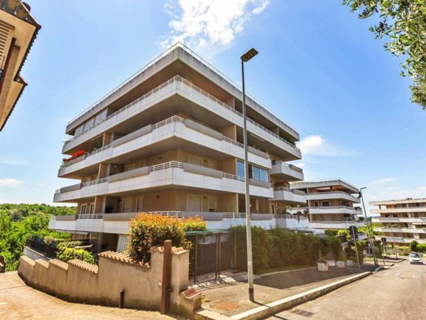 appartamento in vendita a Roma in zona Sette Bagni