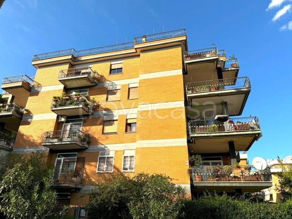 appartamento in vendita a Roma in zona Corviale
