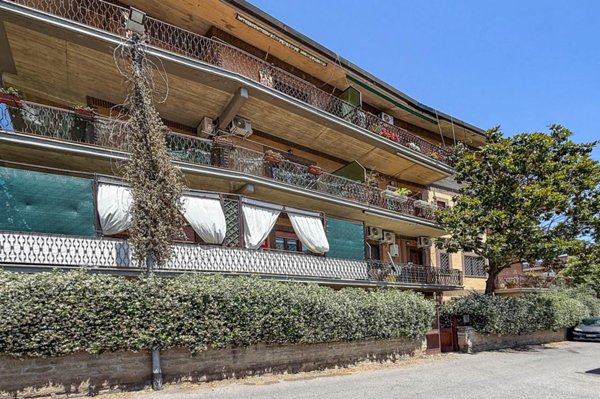 appartamento in vendita a Roma in zona Tomba di Nerone