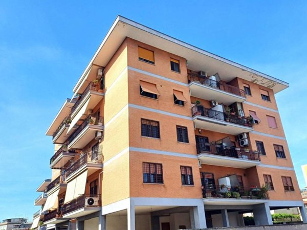 appartamento in vendita a Roma in zona Torre Maura
