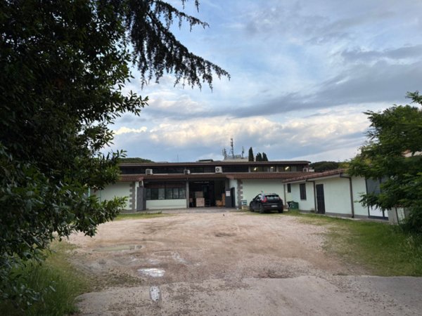 capannone in vendita a Roma in zona Tuscolano