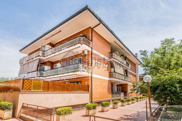 appartamento in vendita a Roma in zona Appio Pignatelli