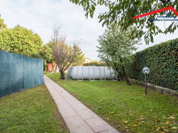 casa indipendente in vendita a Roma in zona Infernetto