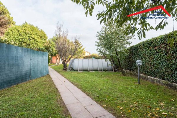 casa indipendente in vendita a Roma in zona Infernetto