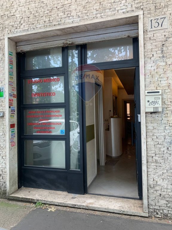 locale commerciale in vendita a Roma in zona Monte Sacro/Talenti