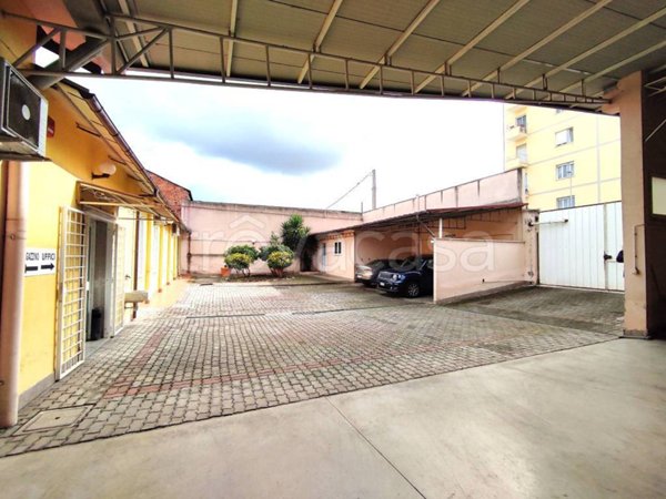 locale commerciale in vendita a Roma in zona Collatino