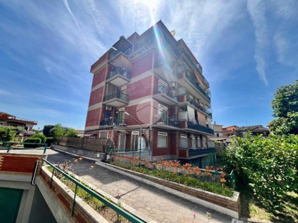 appartamento in vendita a Roma in zona Torre Angela