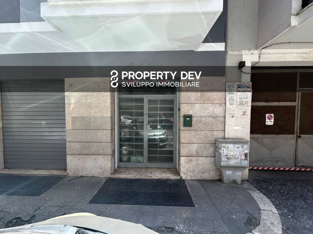 negozio in vendita a Roma in zona Cinecittà