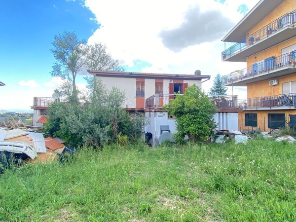 casa indipendente in vendita a Roma in zona Casal Morena
