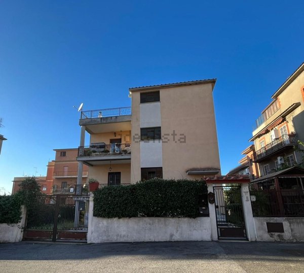 appartamento in vendita a Roma in zona Torre Angela