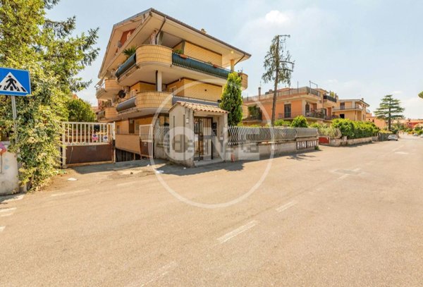 locale commerciale in vendita a Roma in zona Finocchio