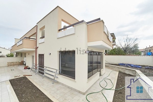 casa indipendente in vendita a Roma in zona Romanina