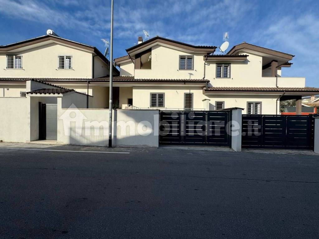 casa indipendente in vendita a Roma in zona Pantan Monastero