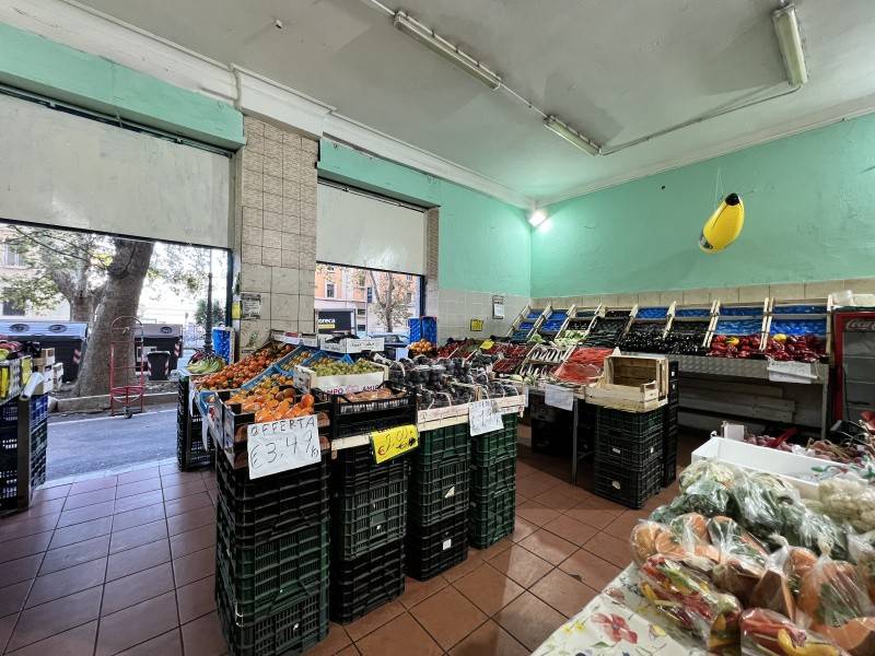 negozio in vendita a Roma in zona Della Vittoria