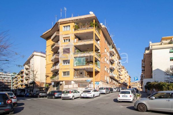 locale commerciale in vendita a Roma in zona Tuscolano