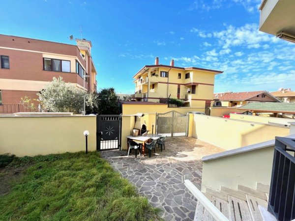 appartamento in vendita a Roma in zona Ostia Antica