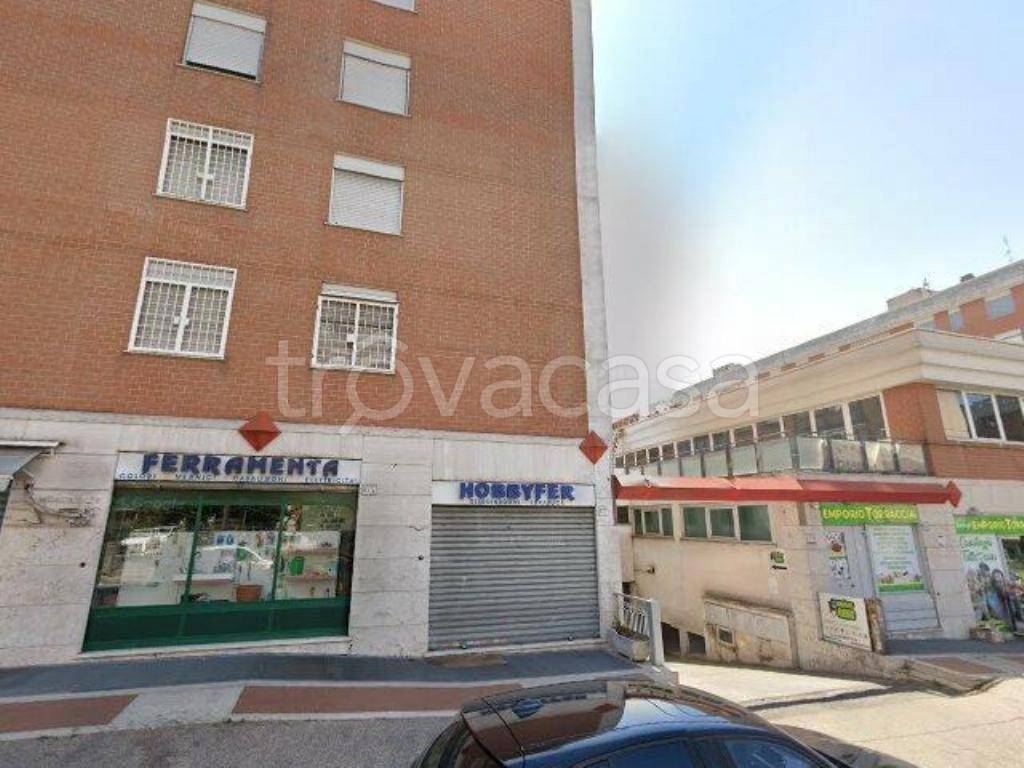 negozio in vendita a Roma in zona San Basilio