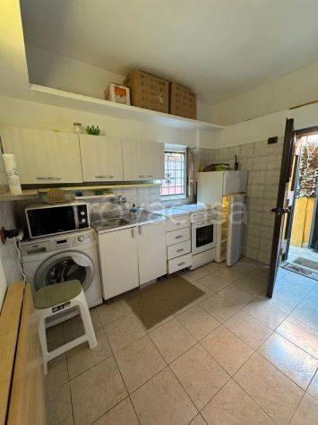 appartamento in vendita a Roma in zona Lago Regillo