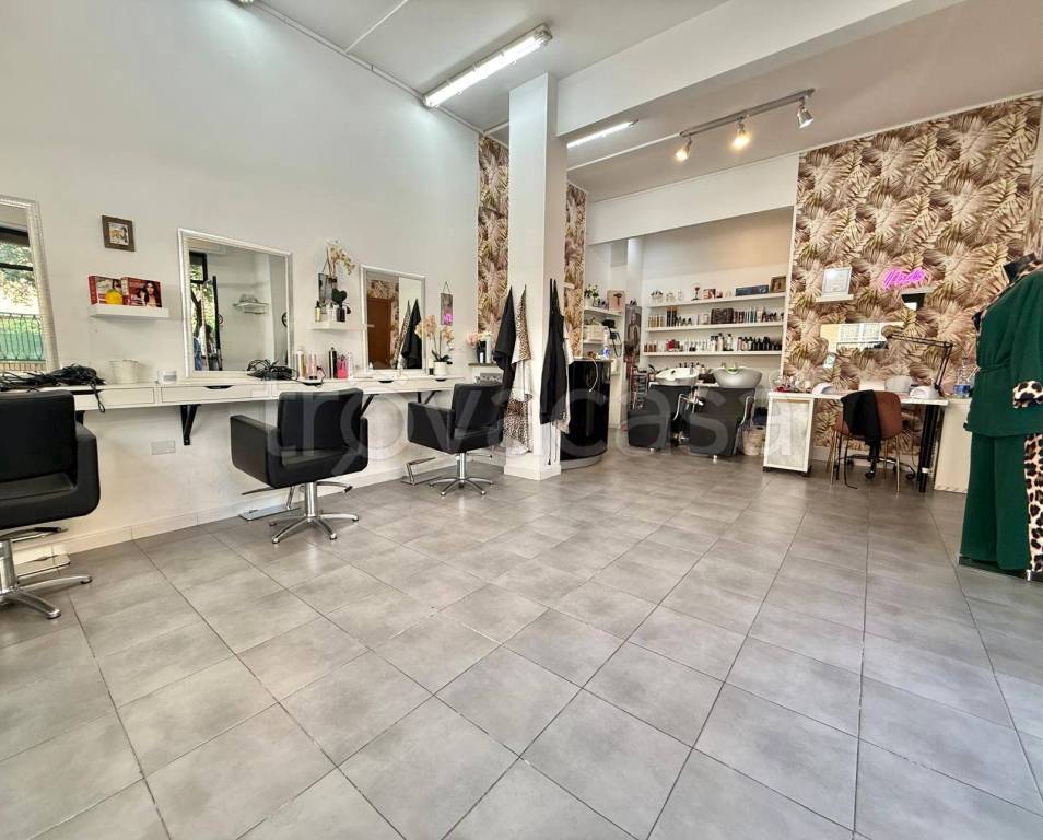 negozio in vendita a Roma in zona Corviale