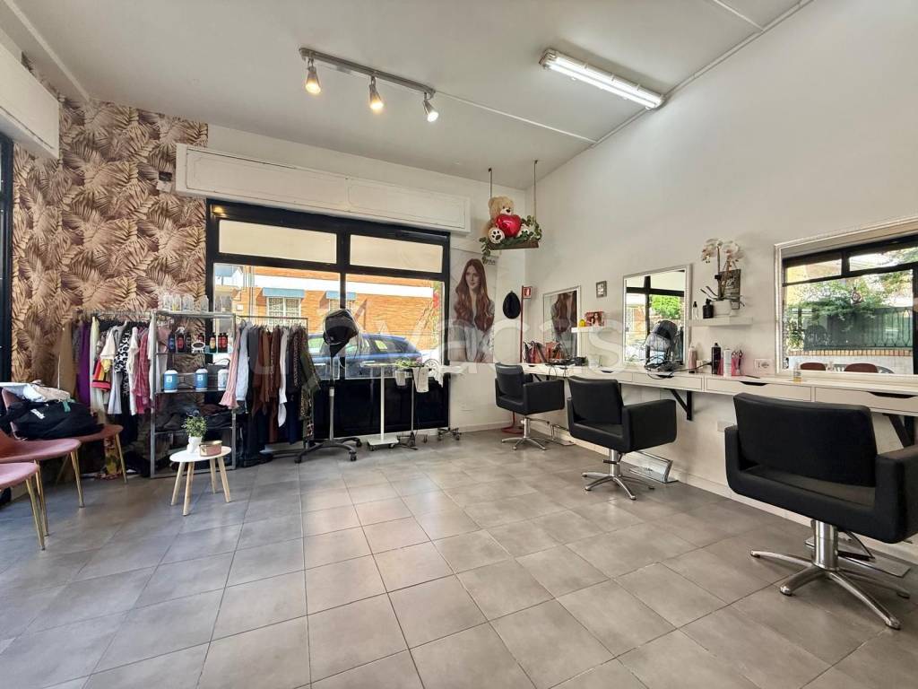 negozio in vendita a Roma in zona Corviale