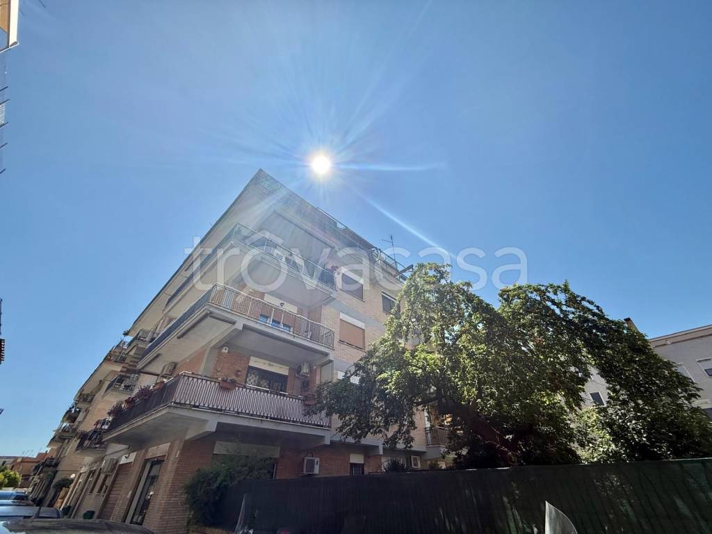 negozio in vendita a Roma in zona Corviale