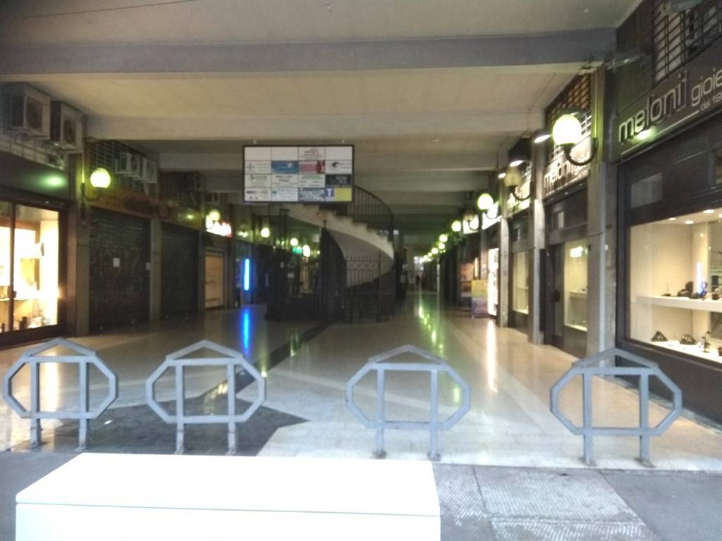 negozio in vendita a Roma in zona Cinecittà
