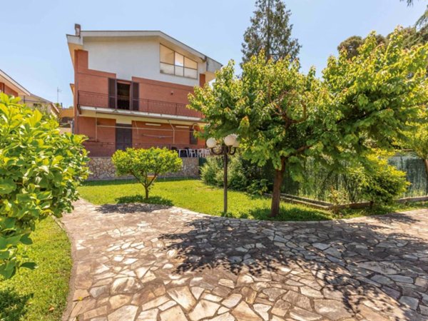appartamento in vendita a Roma in zona Appio Pignatelli