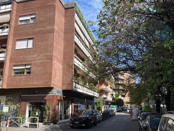 negozio in vendita a Roma in zona Tor di Quinto
