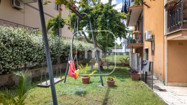 appartamento in vendita a Roma in zona Lago Regillo