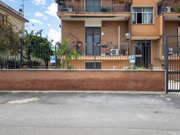 appartamento in vendita a Roma in zona Lago Regillo