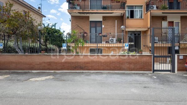 appartamento in vendita a Roma in zona Lago Regillo