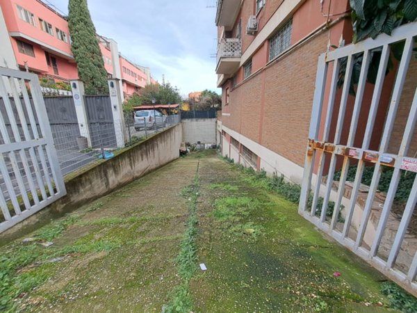 negozio in vendita a Roma in zona Tuscolano