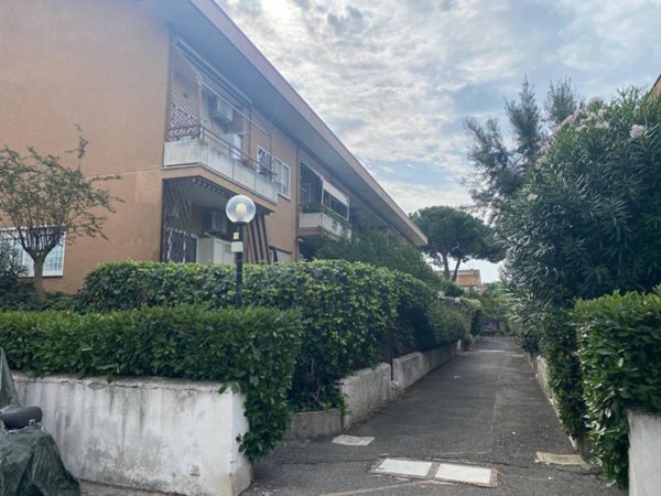 appartamento in vendita a Roma in zona Axa
